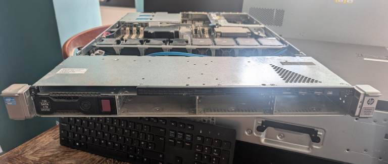 HPE Proliant DL360e Server Xeon 4Gb RAM with rack rails