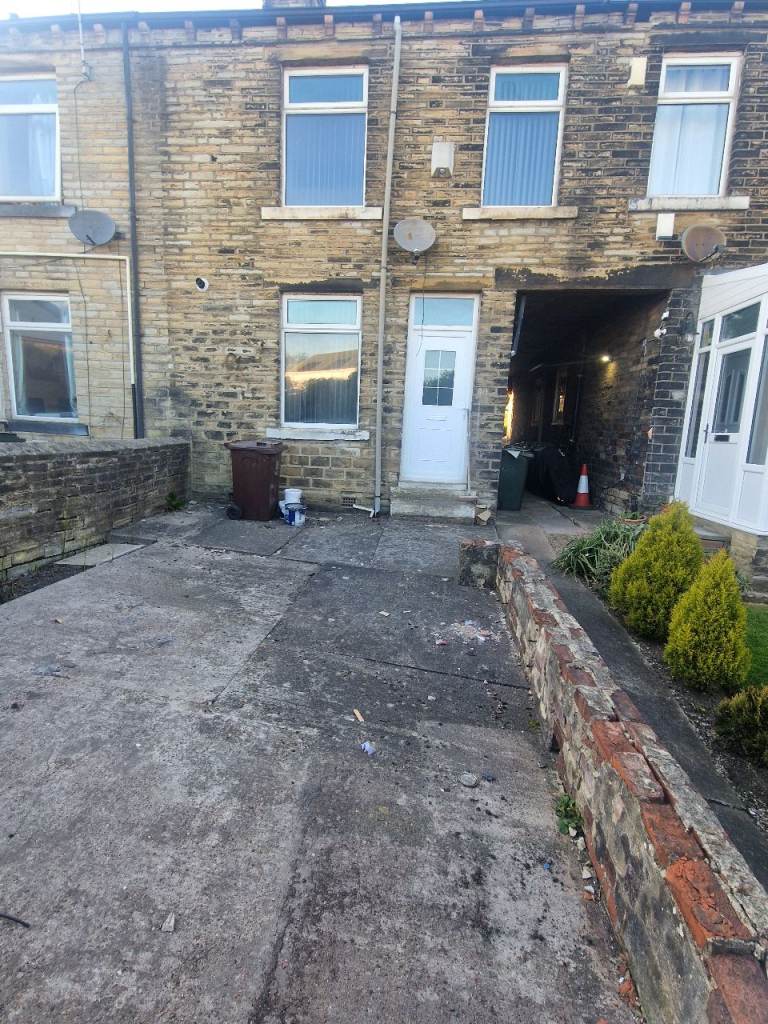 2 bedroom house to let BD4 £650