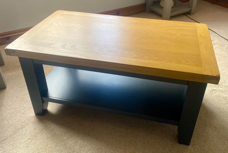 Modern Oak & Black Coffee Table with Storage Shelf – Excellent Condition