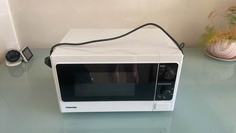 Toshiba Microwave Oven – White, Good Condition