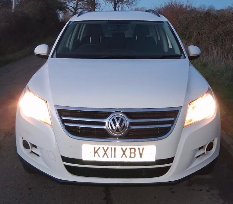 2011 Volkswagen Tiguan 2.0 TDI BLUEMOTION TECH S SIX SPEED MANUAL PEARL WHITE ESTATE Diesel Manual