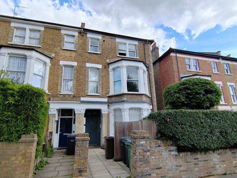 Second floor 2 bedroom flat to rent on the boarders of Kilburn and West Hampstead.