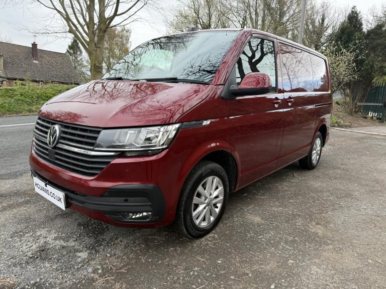 VW TRANSPORTER 150 HIGHLINE, SWB, FORTANA RED, MANUAL, EU 6, TAILGATE. A/C