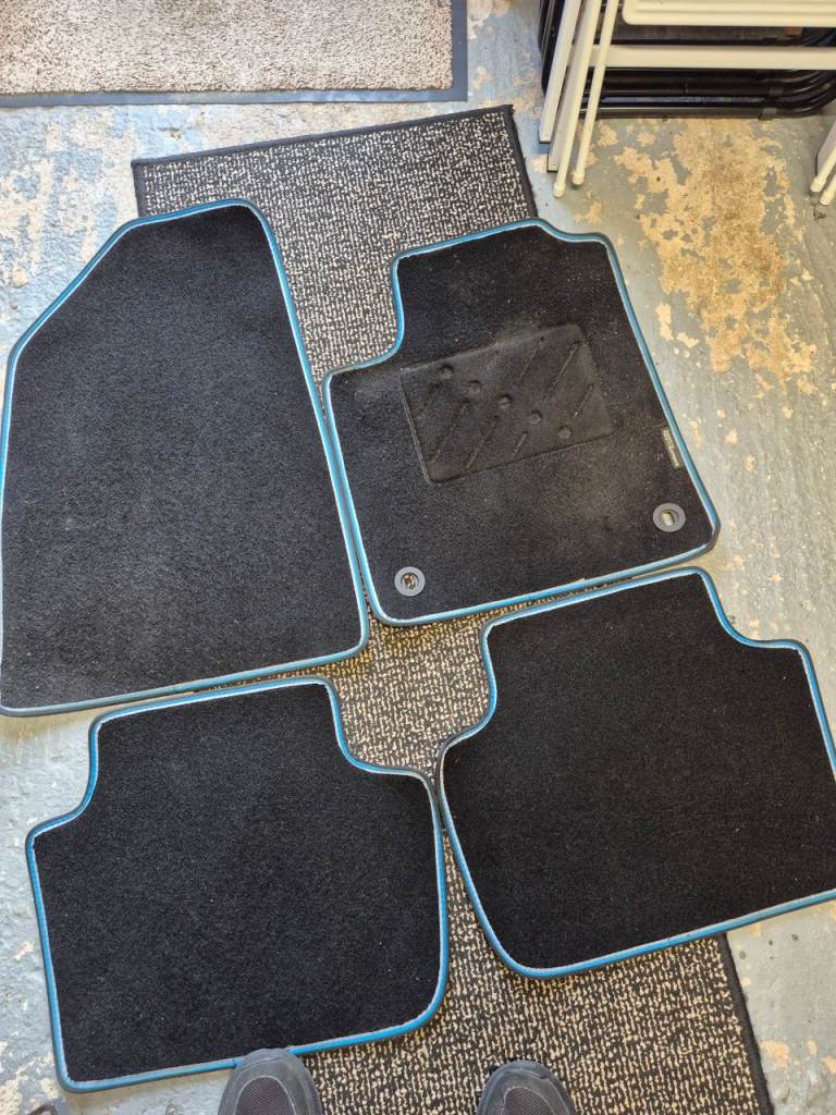 Floor mats MG4 and dashboard cover no reflection of dashboard on a sunny day