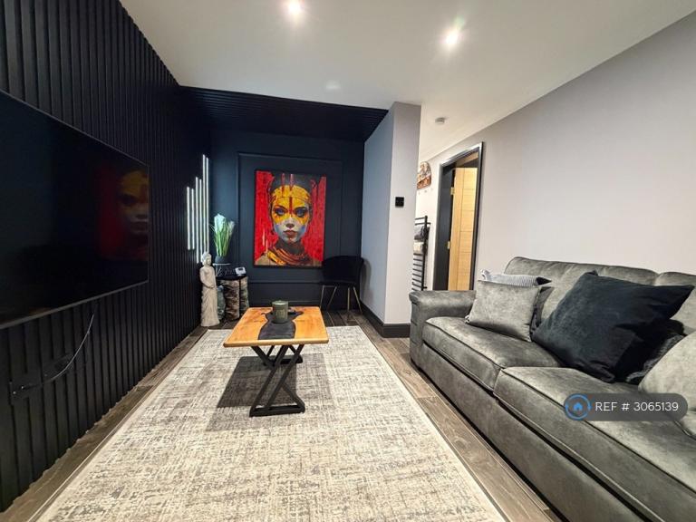 1 bedroom flat in Len Cox Walk, Manchester, M4 (1 bed) (#3065139)