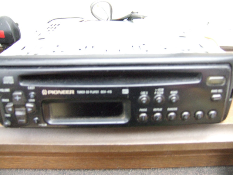PIONEER CAR RADIO / CD PLAYER, Model No. DEH-415
