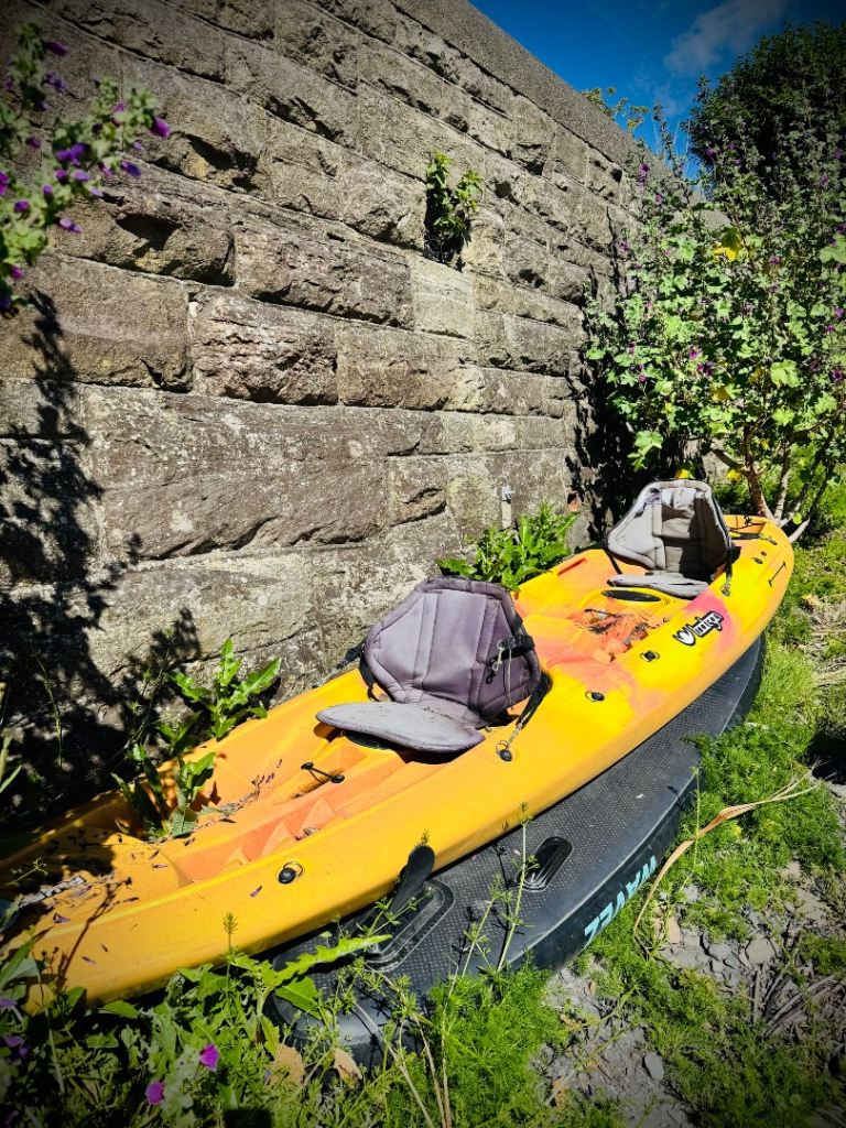 2 person kayak with seats, oars and 2 life jacket’s 