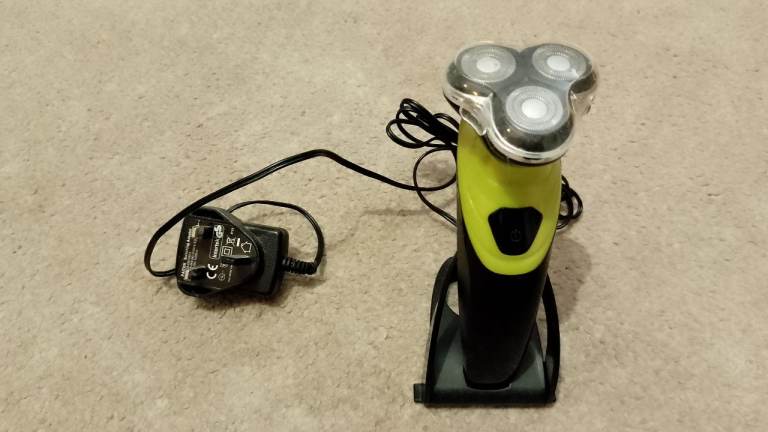 Philips battery Electric Shaver with Charger – Good Condition