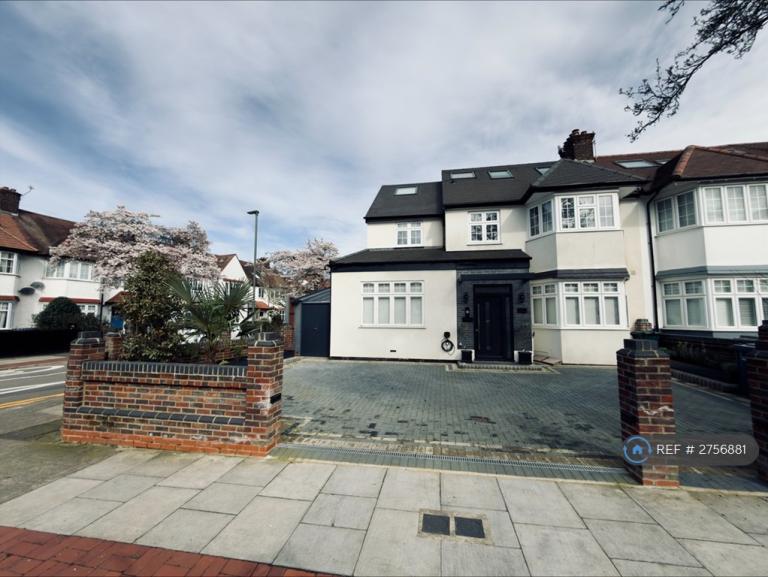 3 bedroom flat in Hervey Close, London, N3 (3 bed) (#2756881)