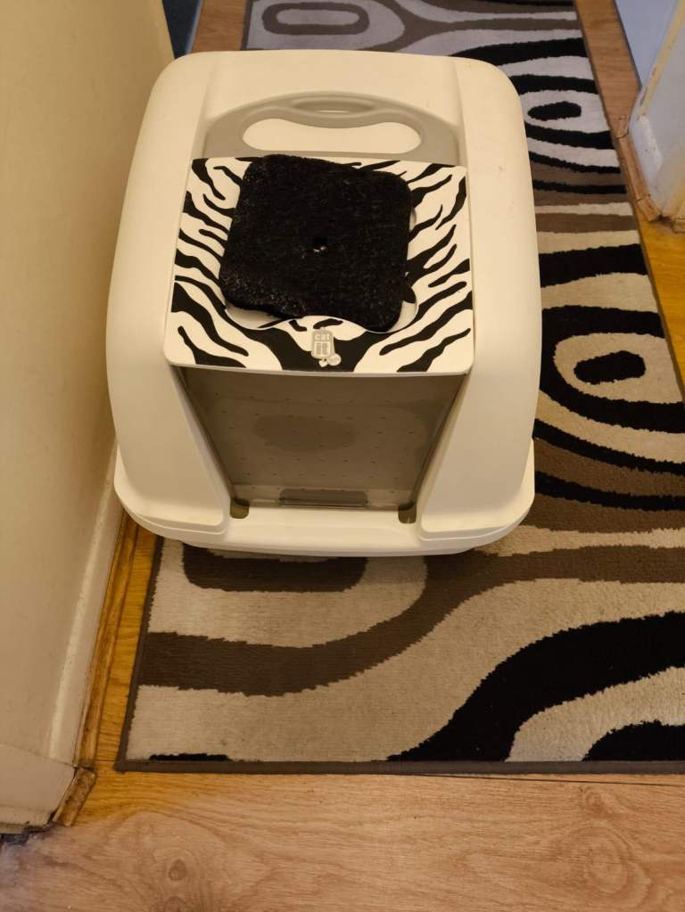 HOODED JUMBO CAT LITTER WITH VENT