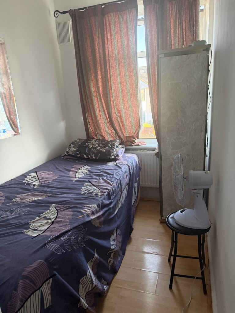 Single bed room