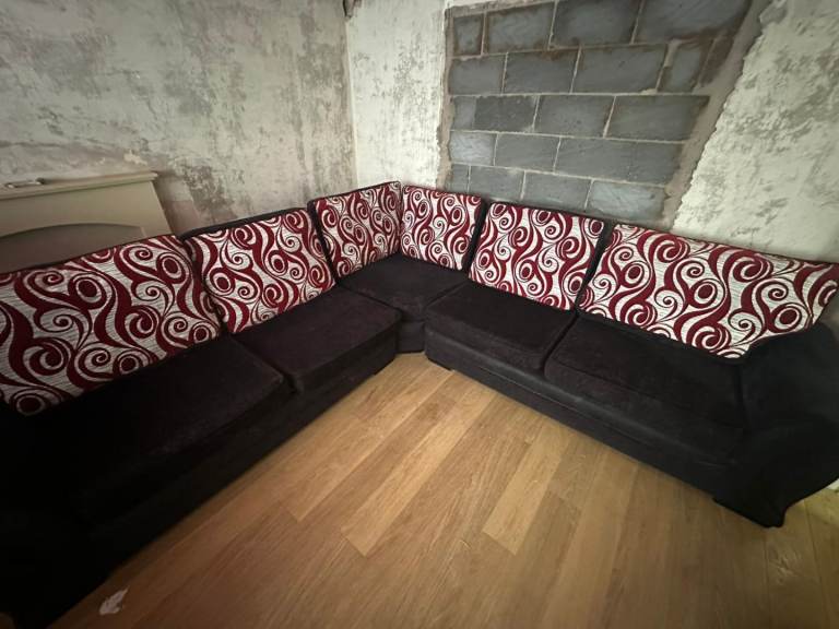 7 seater Black corner sofa with red design £100