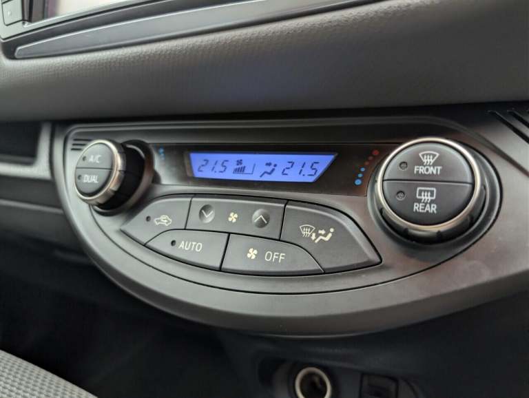 2016 Toyota Yaris 1.5 VVT-h Icon Hatchback 5dr Petrol Hybrid E-CVT Euro 6 (101 ps) REVERSING  HAT...