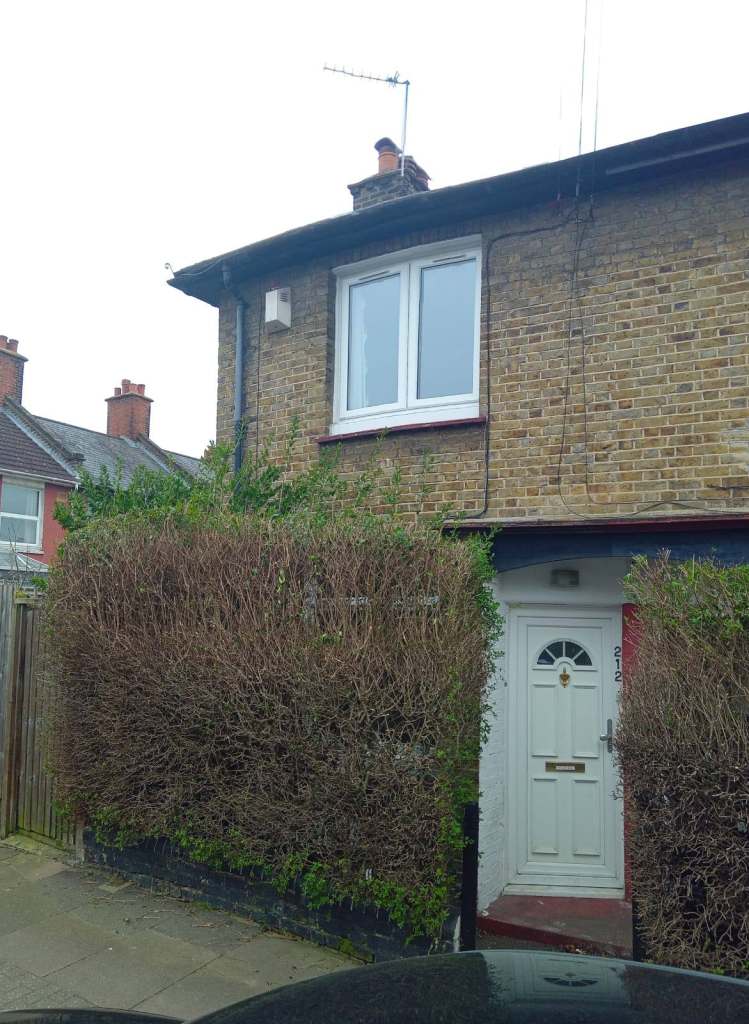 A Two bedroon end terrace house in Tooting to let