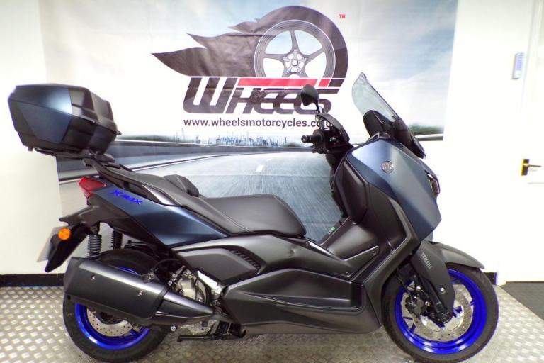 2024 YAMAHA X-MAX 300 WITH TOP BOX