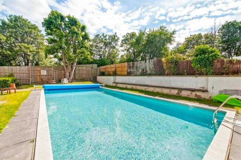 Studio flat with swimming pool!