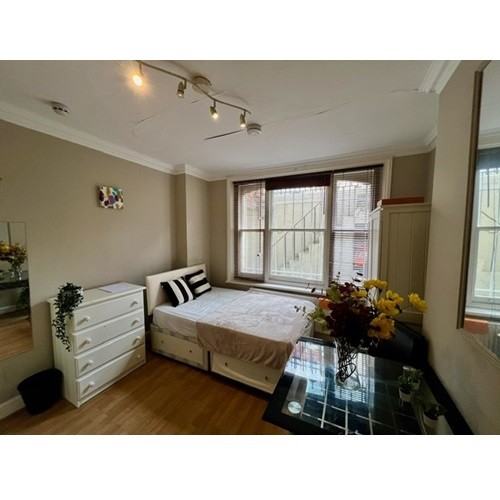 Self-Contained Studio on Perham Road, West Kensington/Barons Court, W14 9SS ***Bills Inc**