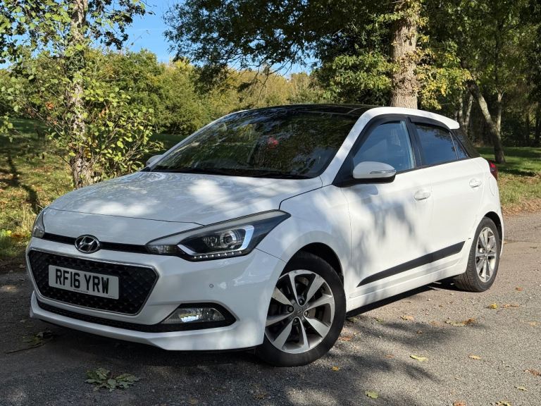 2016 Hyundai i20 Premium SE 1.4 – 1 Year MOT - Panoramic Sunroof – Full Service History – £20 Tax