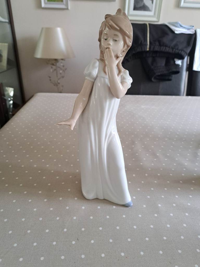 Nao by Lladro "bed time" figurine