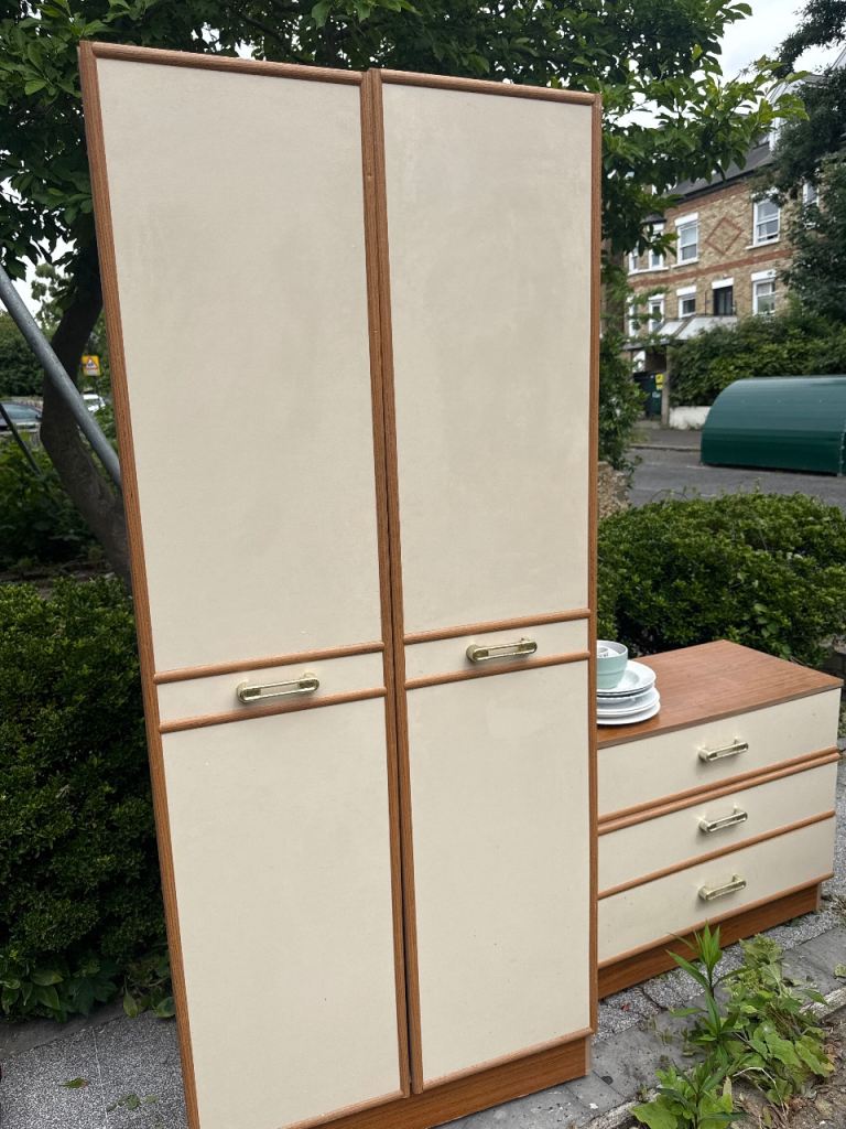 Wardrobe and chest of drawers 