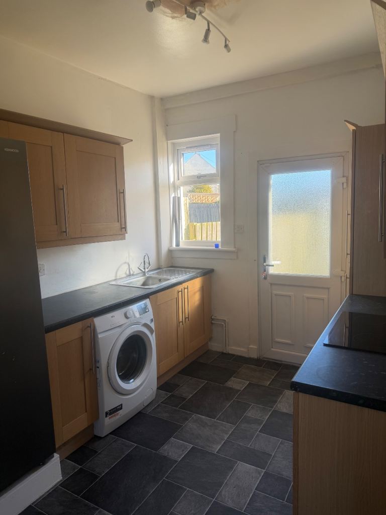 2 bedroom flat lower cottage with gardens