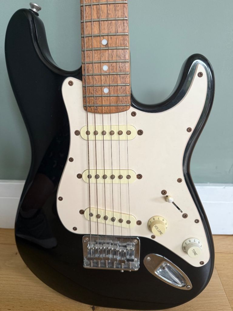 Fender Squier Mini Strat 3/4 Size mini Black Immaculate & Stand