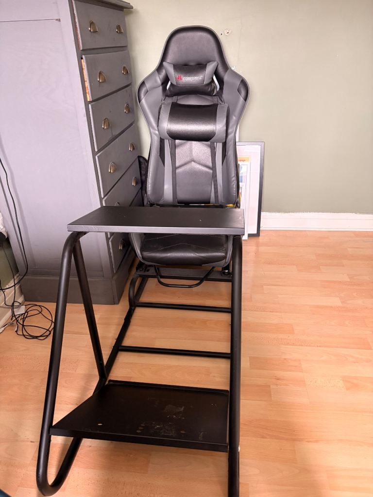 Gaming Chair with Stand/Desk Attachment – Good Condition