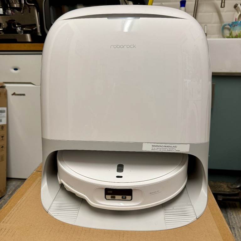 Roborock Qrevo Curv 2 Pro robot vacuum and mop with self cleaning station - hardly used