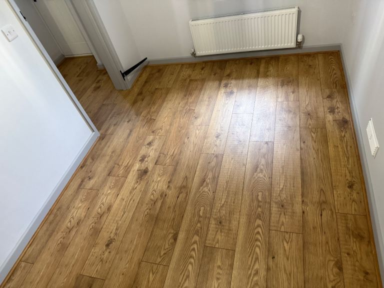 Thick 10mm Oak Laminate flooring 5.3m2 Brand New
