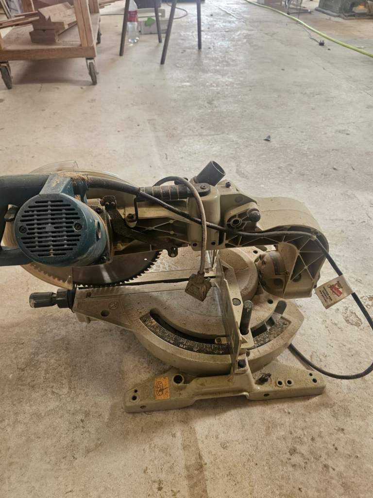 Makita SL1219 L mitre saw