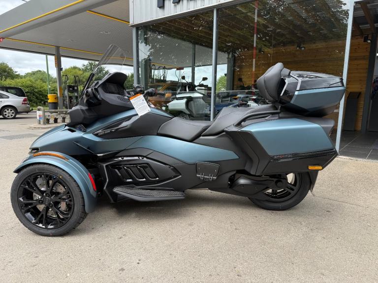 2025 75 plate Can-Am Spyder RT Limited 6 speed semi automatic trike in blue
