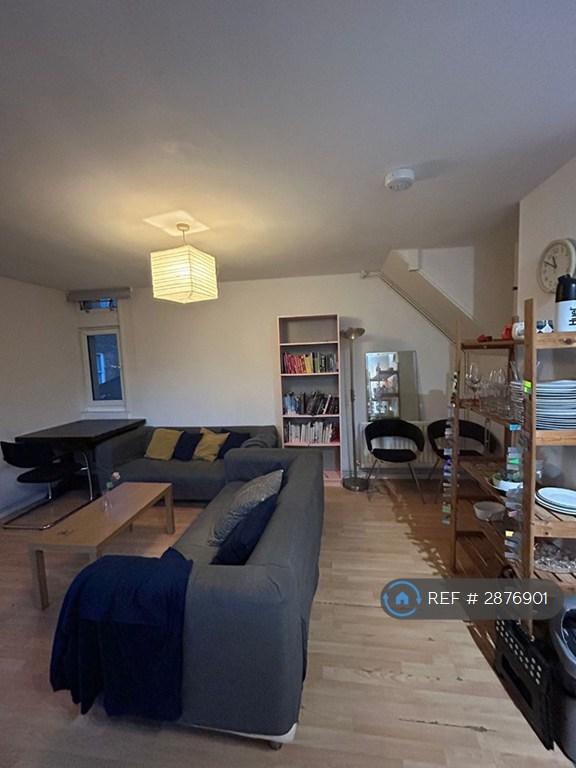4 bedroom flat in Cedars Road, London, SW4 (4 bed) (#2876901)