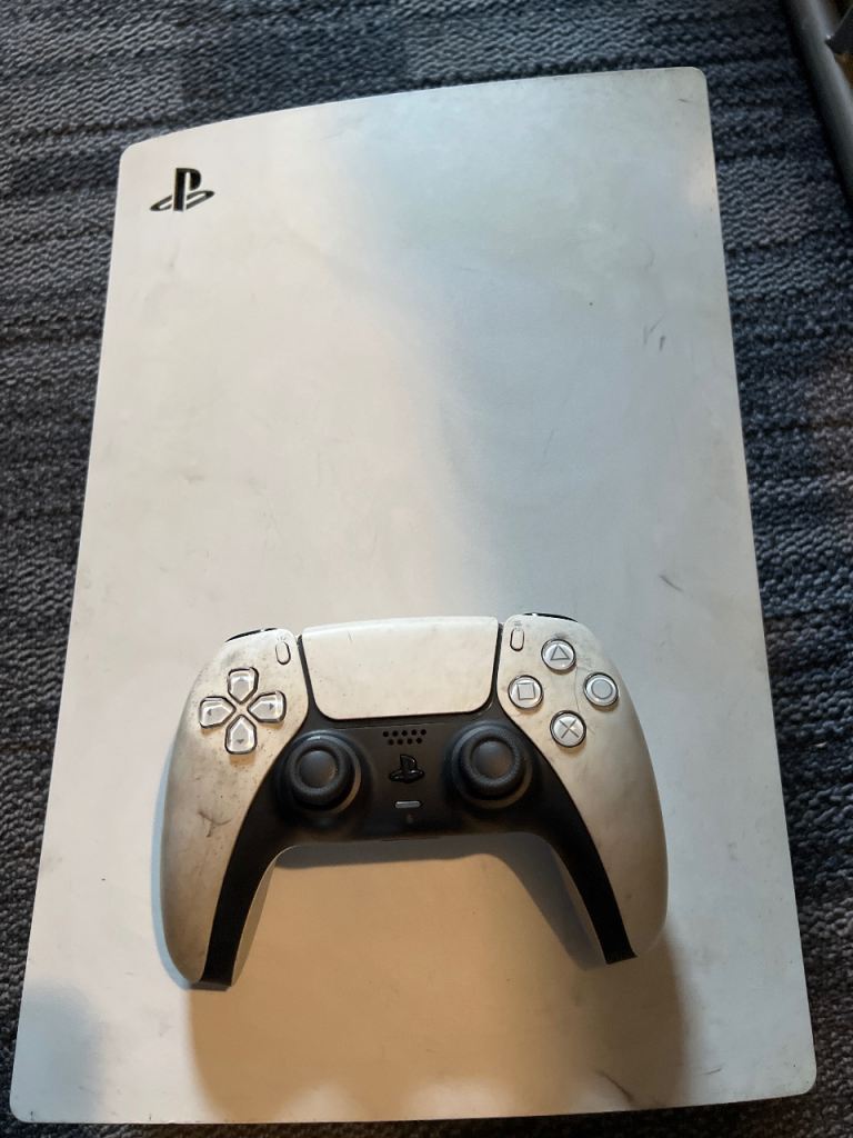 Ps5 and controller (standard edition)