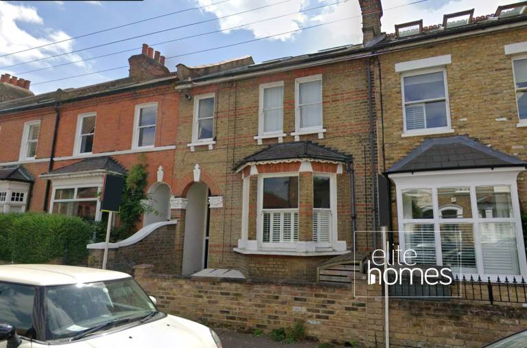 Bright and well-presented split-level Studio apartment in a peaceful St Margarets location.