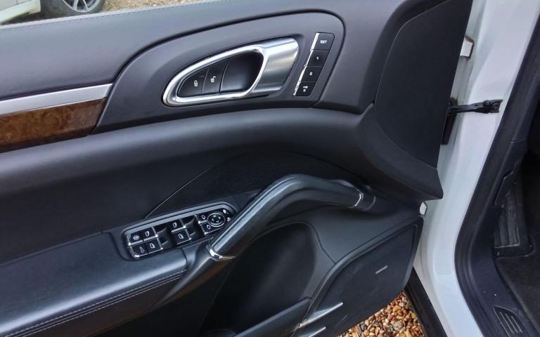  Porsche Cayenne 4.8T V8 Turbo SUV 5dr Petrol TiptronicS 4WD Euro 5 (s/s) (500 ps) Petrol Automatic