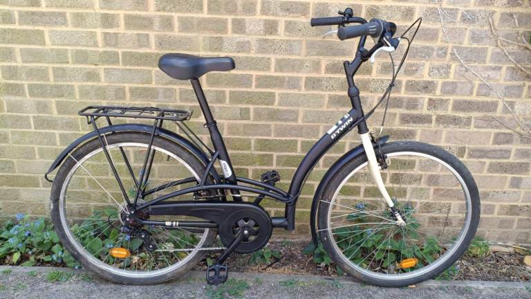 B'TWIN Elops 320 Dutch-style hybrid town bike in good condition with rear rack carrier,  mudguards