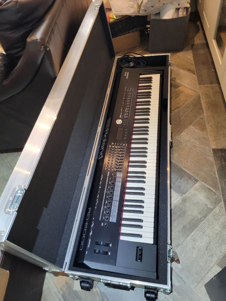 Roland RD-2000 Digital Stage Piano inc extraswith Flight Case