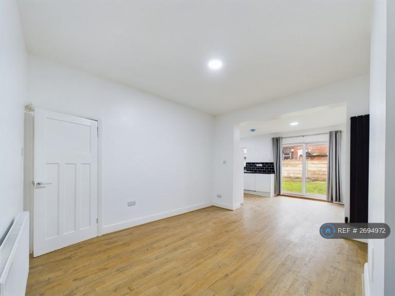 4 bedroom house in Moseley Road, Levenshulme, Manchester, M19 (4 bed) (#2694972)