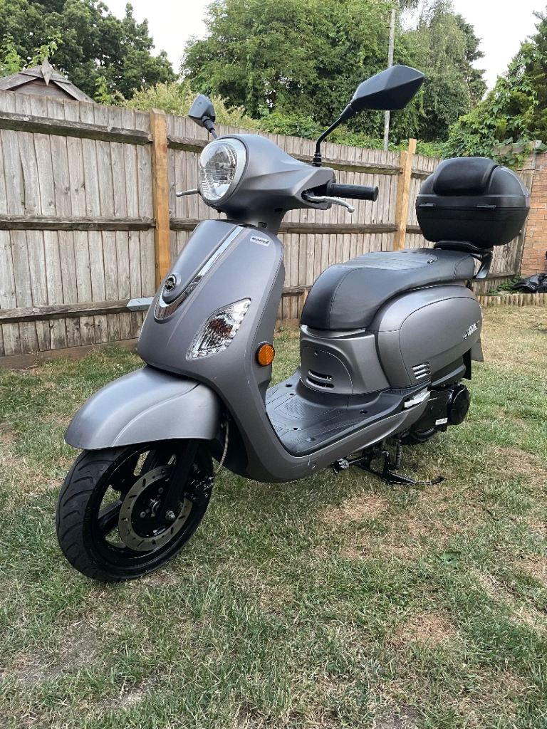 SYM 125 moped 