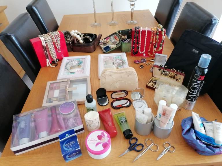 BEAUTY PRODUCTS/BAGS MIRRORS JEWELLERY 