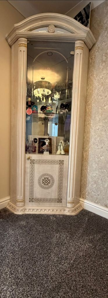 Italian cabinet 