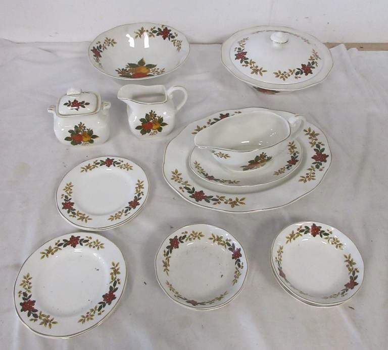 Enoch Wedgwood (Tunstall Ltd) Bounty pattern Part Dinner and Tea ware