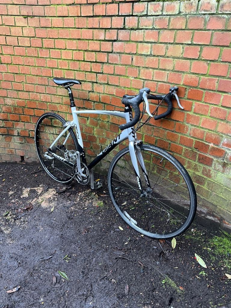 Giant Defy Road Bike - Good Condition - Lightweight Frame