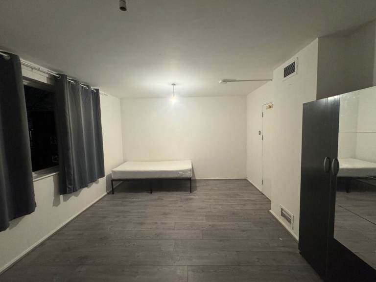 🌻Large Room in a Residential Area of Canary Wharf | Close to Riverside and Station!