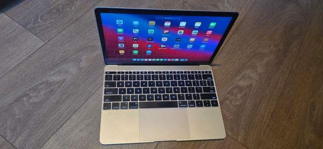 Macbook Retina Gold 2015 - 2016 a1532 laptop with Logic Pro X