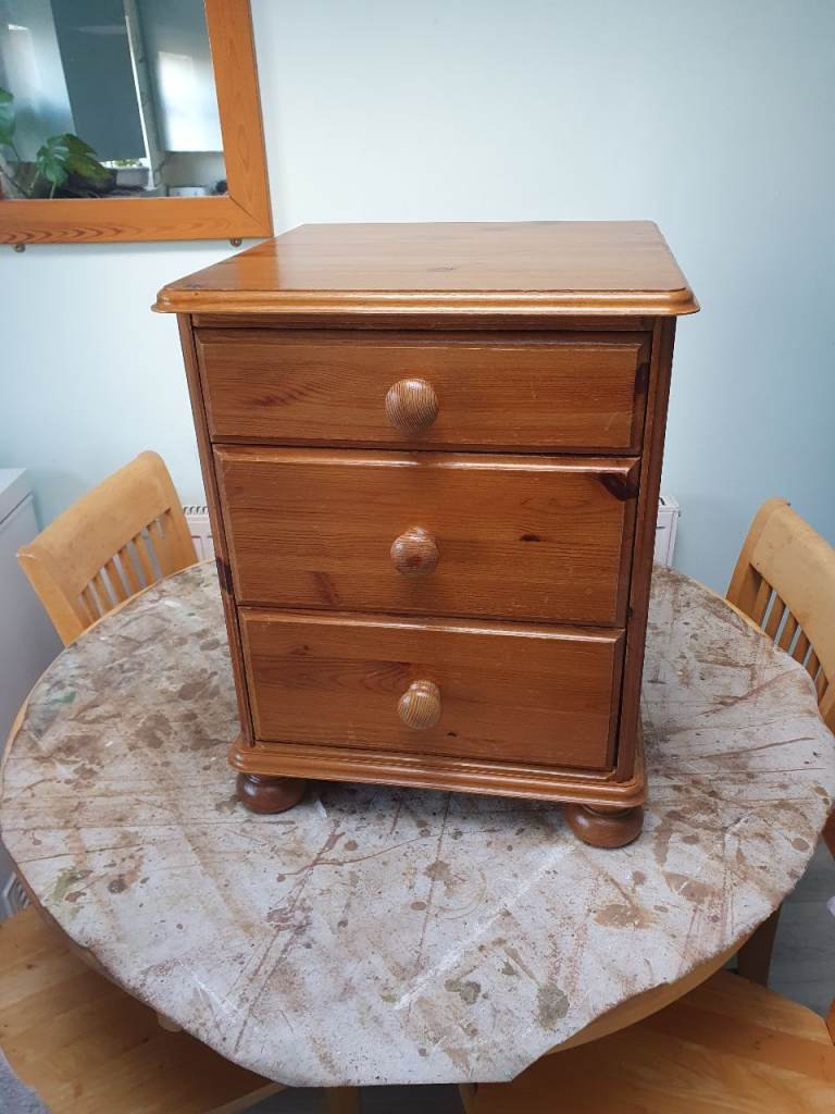 Solid Pine Bedside Chest of 3 Drawers – Good Condition
