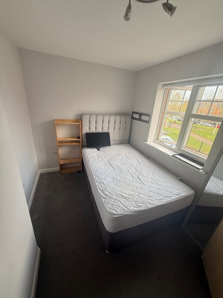     £500 – Clean Room in Prime Location | Close to Airport & Town Centre