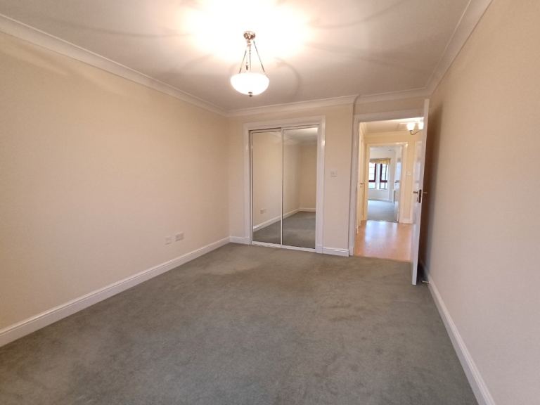 2 bedroom flat in Orchard Brae Avenue, Orchard Brae, Edinburgh, EH4 2GA