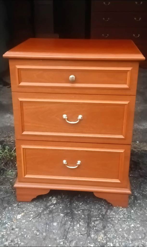 STAG BEDSIDE CHEST OF DRAWERS.