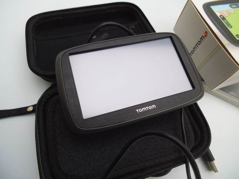 TOM TOM SAT NAV WITH CASE - FULLY WORKING